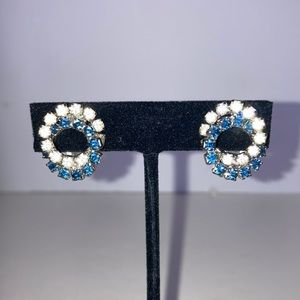 Z112- Vintage clip on earrings that are two circles.